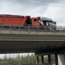 Под Тверью на трассе М-10 столкнулись фура и машина спецтехники