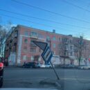 Ветру пути не заказаны: в Твери сильные порывы ветра уронили дорожный знак
