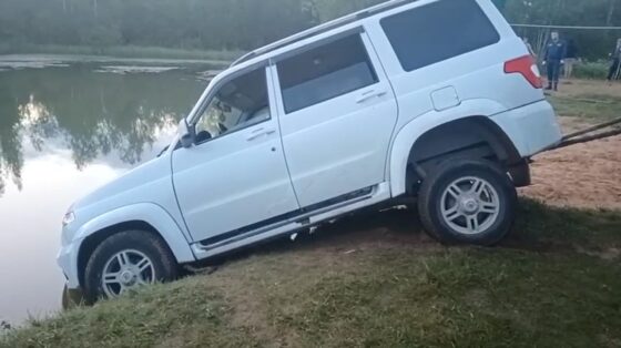 Жуткое видео с места трагедии, где машина раздавила женщину в пруду (18+)