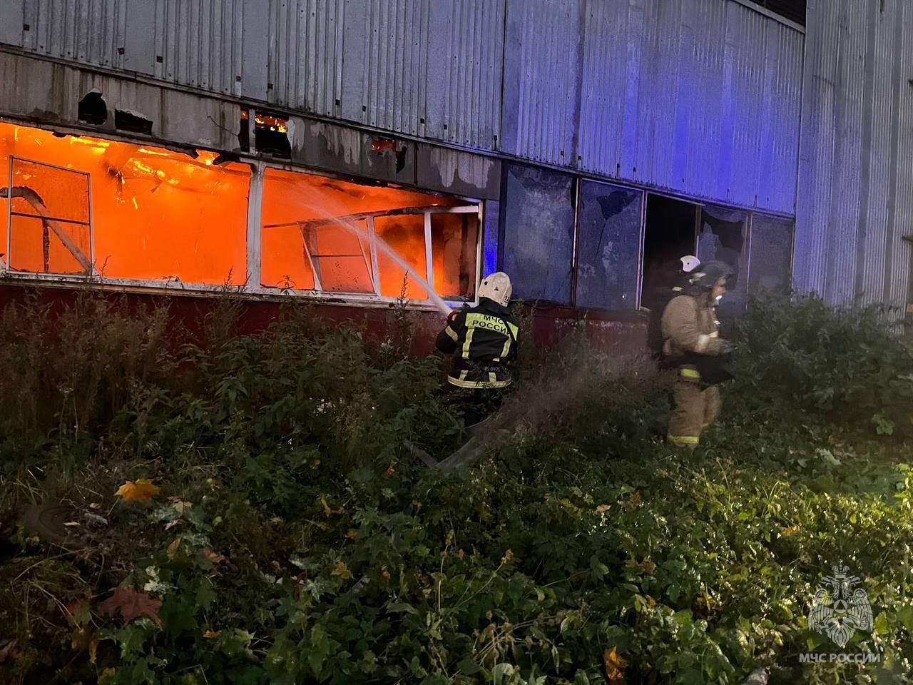 Во Ржеве потушили пожар в производственном здании