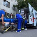 В Твери сотрудники МЧС помогли врачам транспортировать женщину в карету скорой помощи