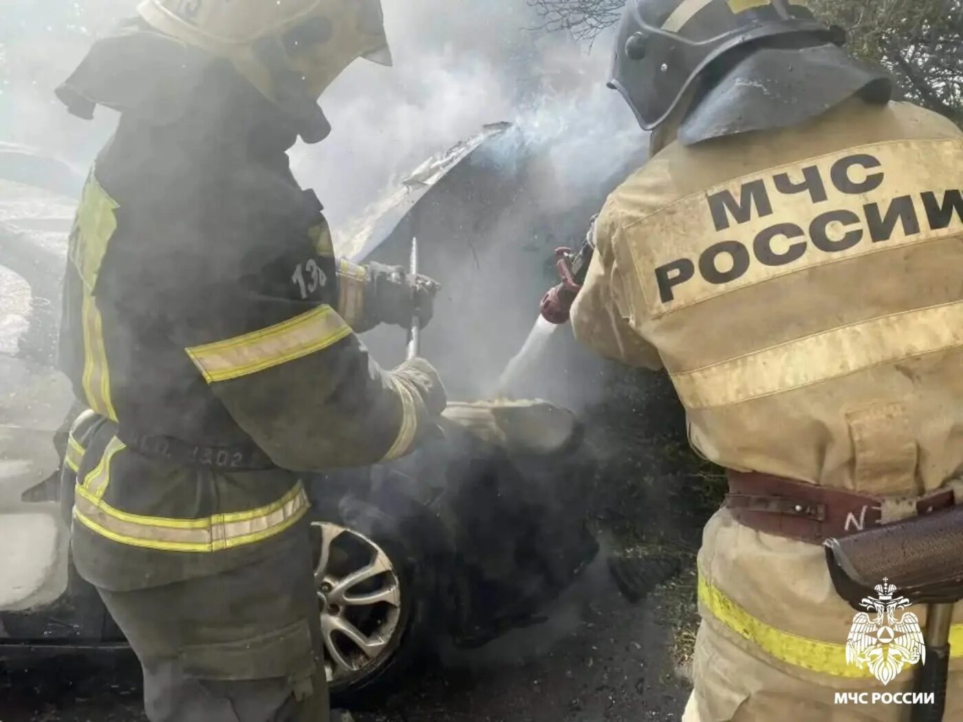 В Торжке огнеборцы потушили машину, которую подожгли