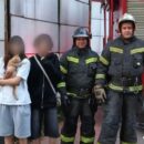 В Тверской области спасатели помогли котику, который оказался на козырьке магазина