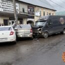 В Торжке столкнулись 2 автомобиля, от удара они протаранили 5 машин и сбили пешехода
