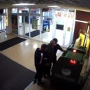 В Твери двое мужчин угрожали ножом, отобрали у товарища деньги и похитили смартфон