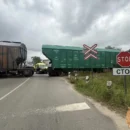 В Тверской области поезд врезался в автомобиль, движение на переезде перекрыто
