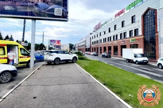 В Твери автоледи почувствовала себя плохо за рулем, перепутала скорости и сбила двух людей на тротуаре