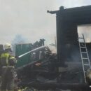 Под Тверью потушили серьезный пожар – огонь уничтожил жилой дом и повредил автомобиль