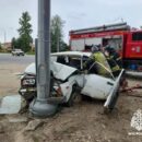 В Твери сотрудники МЧС вытащили водителя, который врезался в столб и оказался зажат внутри машины