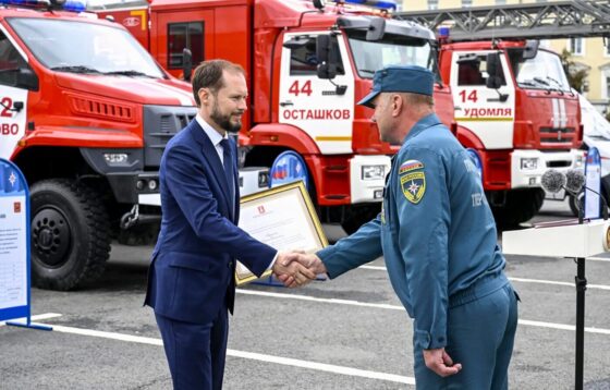 Виталий Королев и глава МЧС Александр Куренков передали тверским спасателям новую спецтехнику