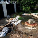Улицу Кутузова в Твери снова затопили зловонные массы! Люди справляются с канализационным армагеддоном своими силами