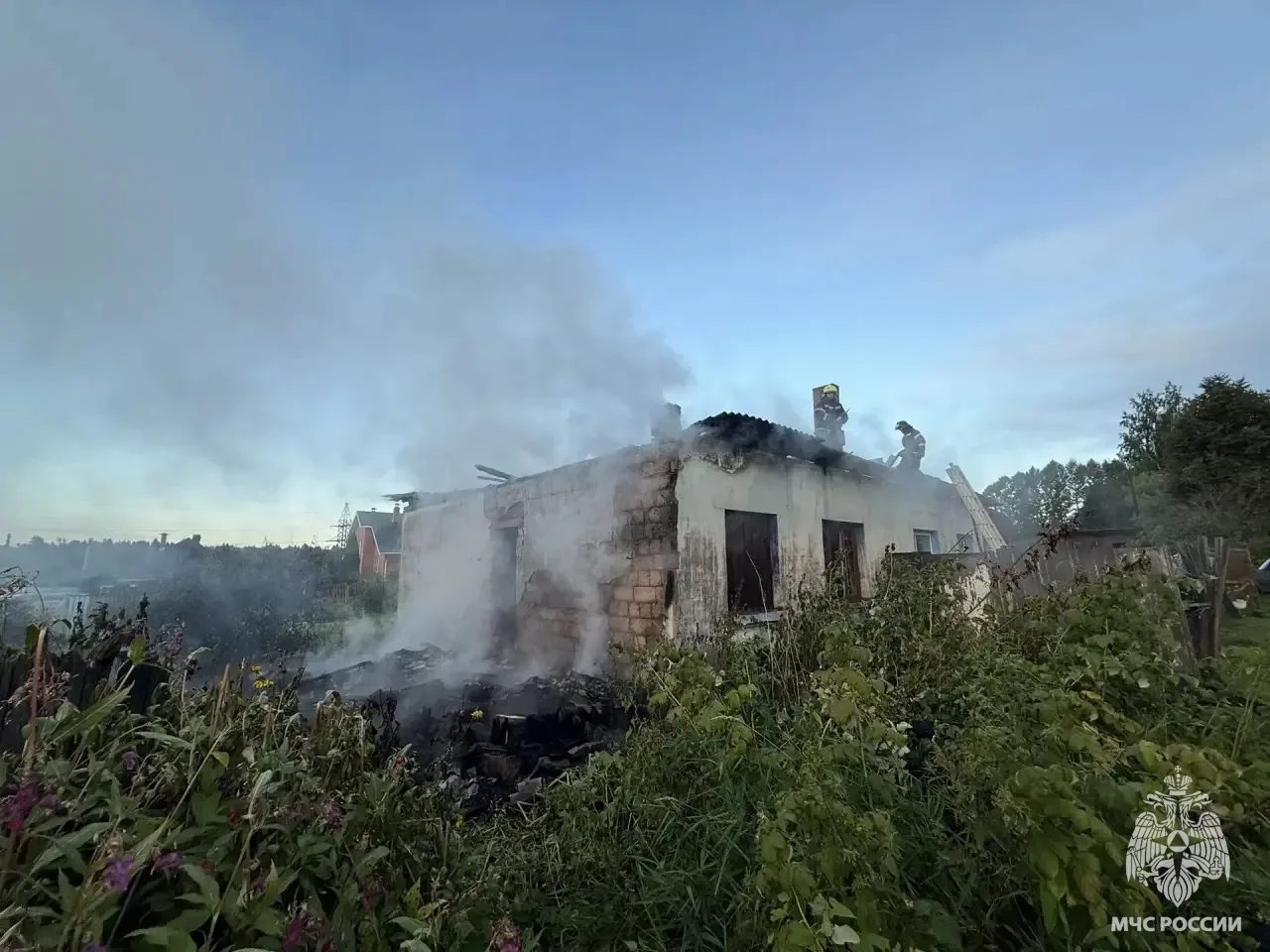 Во Ржеве спасатели потушили пожар в жилом доме