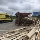 Как из фильма ужасов! Пугающая авария с пострадавшим произошла в Твери на трассе – грузовик перевернулся, доски высыпались