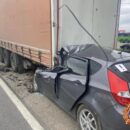 В Калининском округе иномарка оказалась под фурой, водитель погиб