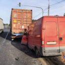 В Калининском округе в ДТП с грузовиком и контейнеровозом погиб пассажир, один из водителей получил травмы