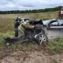 В Бологовском округе спасатели помогли деблокировать пострадавших из машины после ДТП