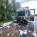 Под Тверью на трассе во время движения загорелся грузовик